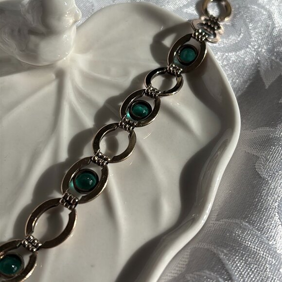 VINTAGE SIMMONS FAUX EMERALD CRYSTAL LINK BRACELET - Picture 3 of 8